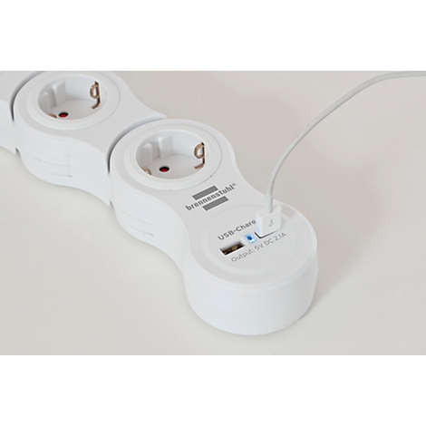 Gros plan d'une multiprise blanche avec port USB. Un câble est branché. Inscription : Brennenstuhl.