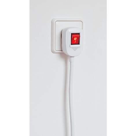 Un interrupteur blanc avec un adaptateur inséré, indiquant un voyant rouge. Le câble pend verticalement.