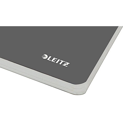 Cahier gris avec le logo LEITZ blanc, vue de coin, pages blanches.