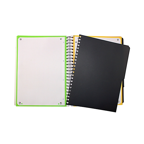Un cahier ouvert avec une reliure spirale et des feuilles quadrillées. Une feuille noire est insérée.