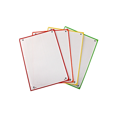 Quatre planches à découper rectangulaires rouges, orange, jaunes et vertes se chevauchent sur fond blanc. La surface est quadrillée.