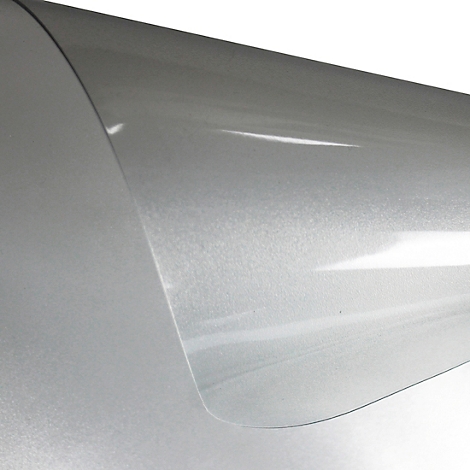 Nahaufnahme einer durchsichtigen, leicht körnigen Folie, die sich wellt.