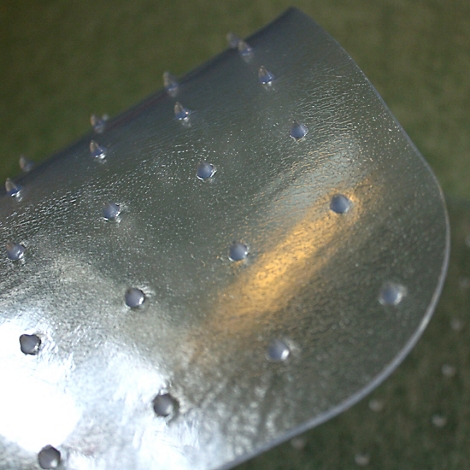 Nahaufnahme einer durchsichtigen, halbkreisförmigen Matte mit Noppen auf der Oberfläche.