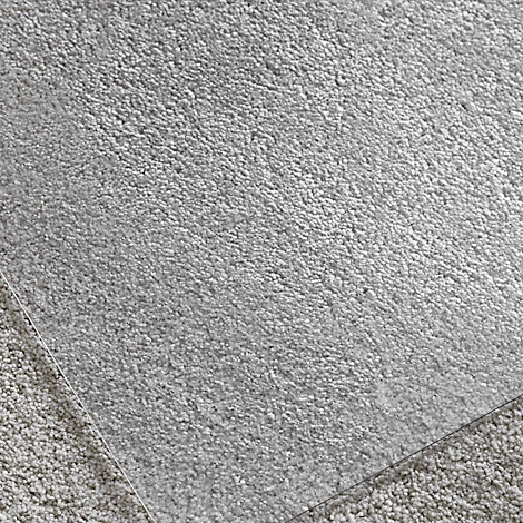 Klare Kunststoffplatte auf grauem Teppichboden. Sichtbare Kante der Platte.
