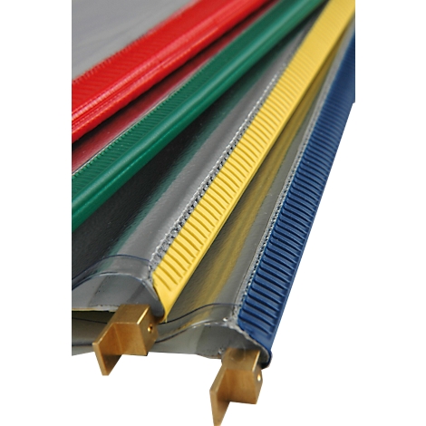 Nahaufnahme von farbigen Ordnern: Rot, Grün, Gelb und Blau. Metallclips halten die Unterseite zusammen.