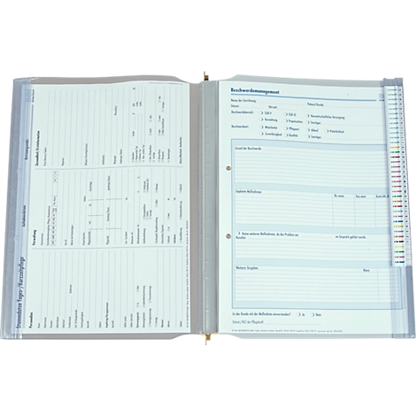 Een open, grijze ordner met transparante vellen en gelinieerde pagina's. Labels en kolommen voor notities, tabbladen aan de rand.