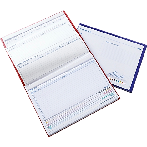 Open rode en blauwe mappen met gelinieerde papieren pagina's. Sommige pagina's zijn gelabeld met tabellen.