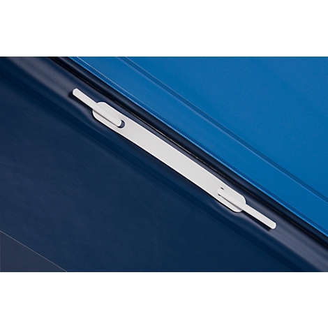 Detailaufnahme eines blauen Ordners mit weißem Verschlussmechanismus.