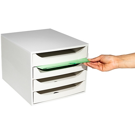 Armoire à tiroirs blanche, une main sort une feuille verte du tiroir supérieur.