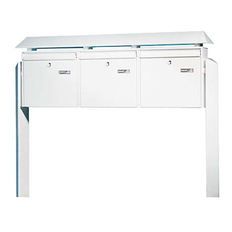 Boîte aux lettres triple blanche avec petit toit et supports.