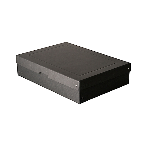 Boîte rectangulaire noire avec couvercle. Joints d'angle avec rivets argentés. Fond sombre.