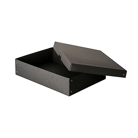 Une boîte en carton noire avec un couvercle partiellement ouvert. La boîte est rectangulaire et a une finition mate.