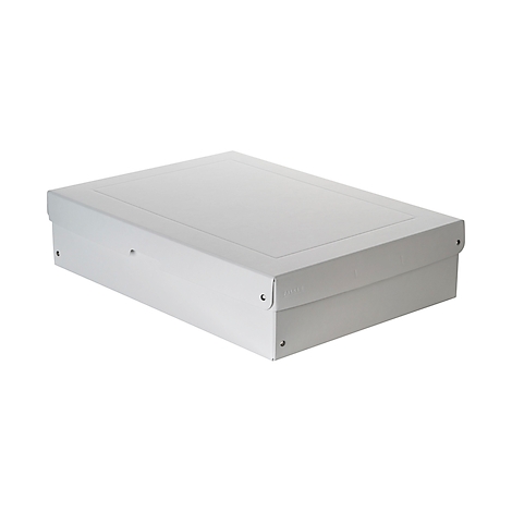 Boîte blanche rectangulaire avec couvercle et œillets métalliques, photographiée en léger angle. La boîte est posée sur un fond blanc.