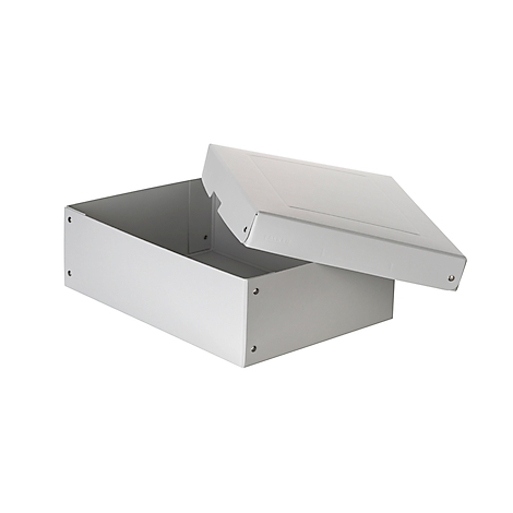 Boîte grise rectangulaire ouverte avec le couvercle retiré. Petits rivets sur les coins.