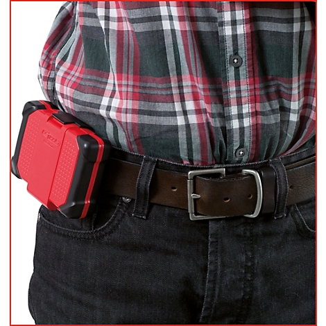 Personne portant une boîte à outils rouge à la ceinture, portant une chemise à carreaux et un jean. La boîte à outils est bordée de noir.