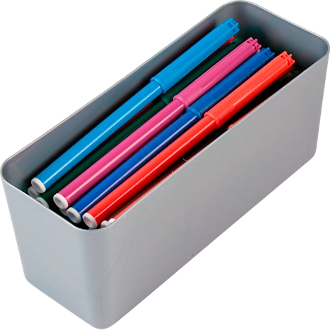 Boîte grise remplie de stylos colorés. Stylos bleus, roses, rouges et verts visibles.