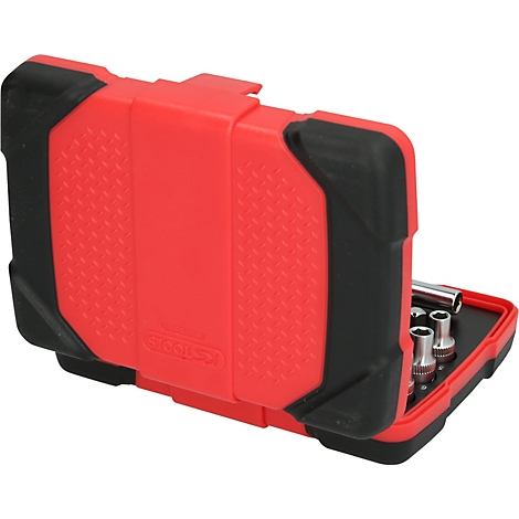 Boîte à outils rouge avec des accents noirs. Ouverte, avec quelques accessoires d'outils visibles.