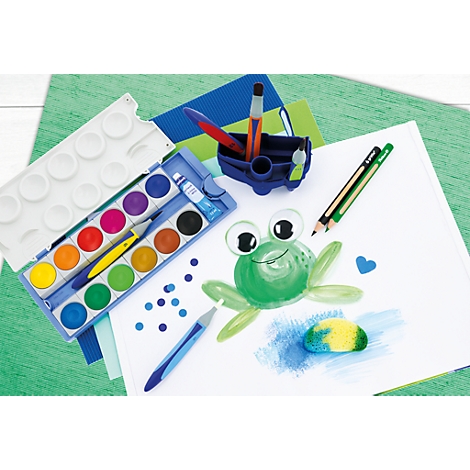 Une boîte de peinture, des crayons et un pinceau sur une feuille de papier représentant une grenouille peinte.