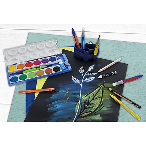 Une boîte de peinture, des crayons et un porte-crayons posés sur du papier coloré avec un dessin de feuille.