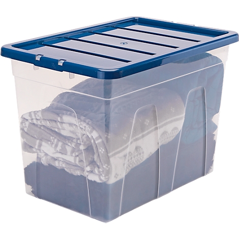 Boîte de rangement transparente avec couvercle bleu remplie de couvertures pliées.