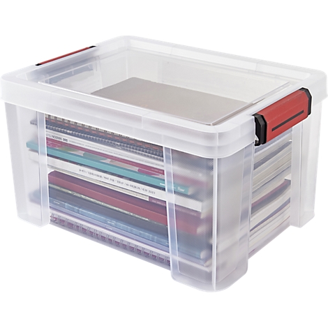 Boîte de rangement transparente en plastique avec couvercle et clips de fermeture rouges, remplie de livres.