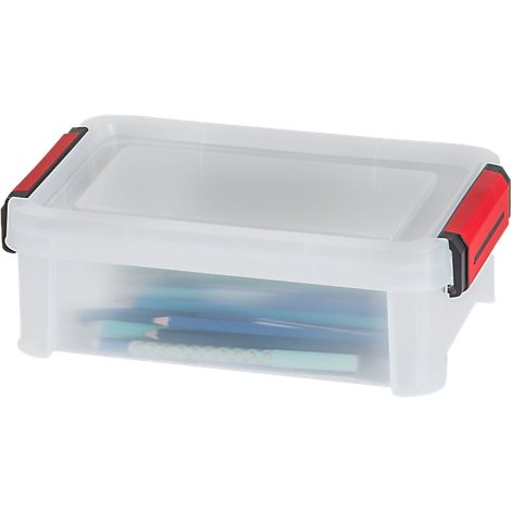 Boîte en plastique transparent avec fermeture de couvercle rouge, remplie de stylos.