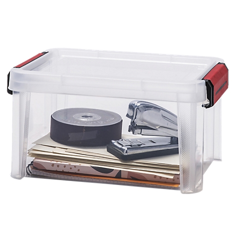 Boîte de rangement transparente en plastique avec des loquets rouges, remplie de fournitures de bureau sur fond neutre.