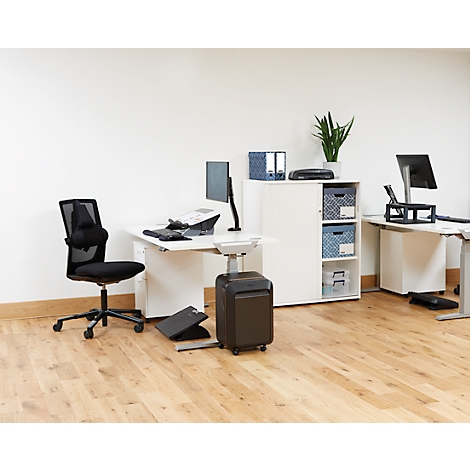 Bureau avec bureau, chaise, destructeur de documents et plantes. Le sol est en bois.