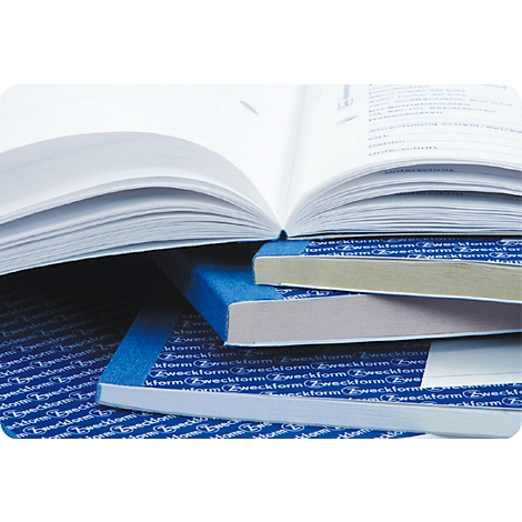 Un livre ouvert repose sur des livres aux couvertures bleues. Texte : Zweckform.