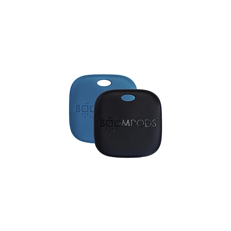 Zwei quadratische Bluetooth-Tracker, einer blau, einer schwarz, mit Loch und Logo.