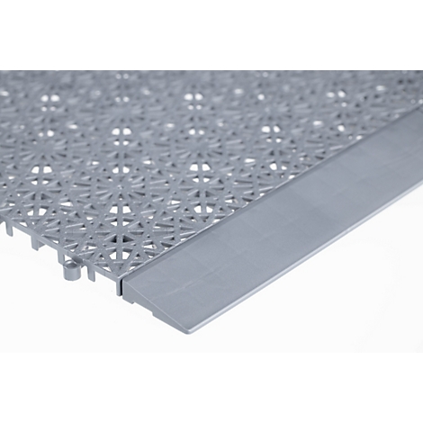 Dalle de sol en plastique perforé gris clair avec une bordure biseautée.