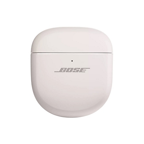 Geschlossenes weißes Bose Ladecase für In-Ear-Kopfhörer vor weißem Hintergrund.