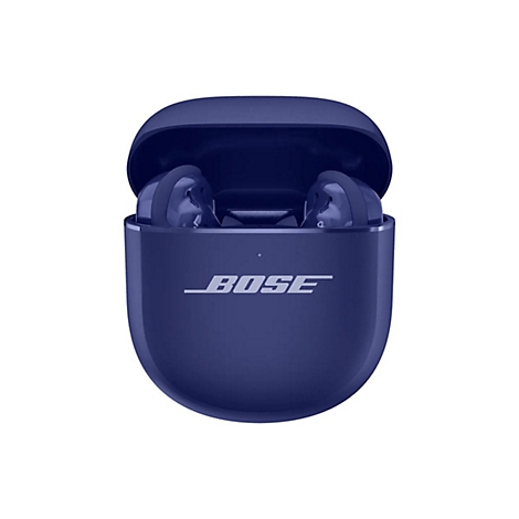 Dunkelblaue Bose In-Ear-Kopfhörer in einem geöffneten Ladecase vor weißem Hintergrund.