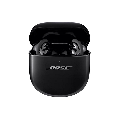 Offenes, schwarzes Ladecase mit Bose In-Ear-Kopfhörern vor weißem Hintergrund.