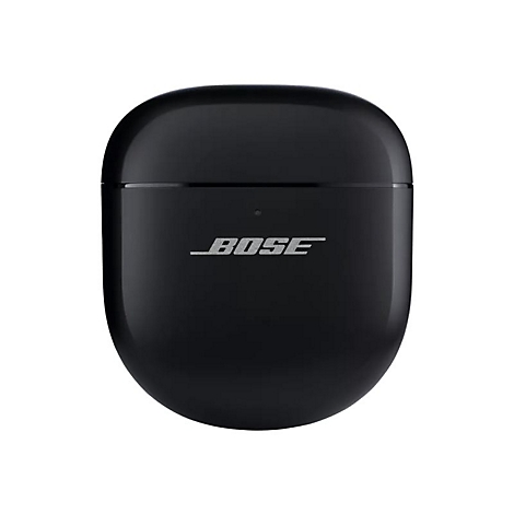 Schwarzes Bose Ladeetui für Kopfhörer mit silbernem Logo auf der Vorderseite vor weißem Hintergrund.