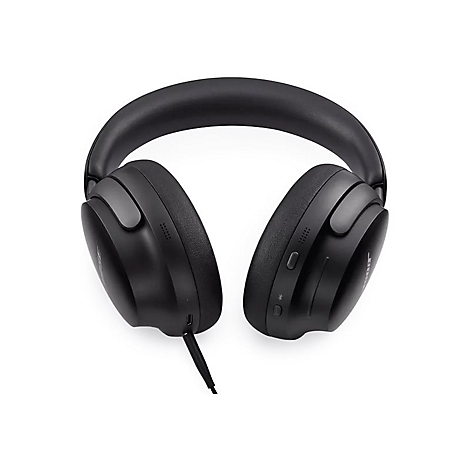 Schwarze Over-Ear-Kopfhörer vor weißem Hintergrund mit sichtbarem Kabel und Bedienelementen an der Seite.