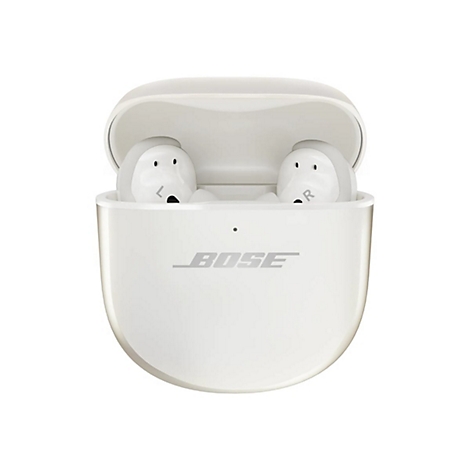 Offenes, cremeweißes Bose Ladecase mit zwei Kopfhörern darin, mit Bose-Logo auf der Vorderseite.