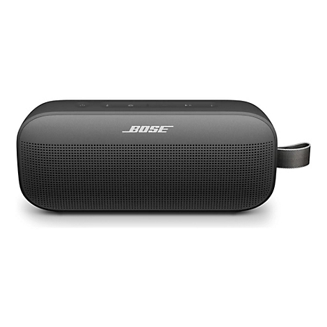 Schwarzer, länglicher Bose Bluetooth-Lautsprecher vor weißem Hintergrund mit Trageschlaufe rechts.