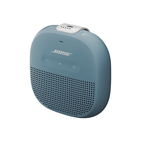 Blauer Bose Bluetooth-Lautsprecher vor weißem Hintergrund.