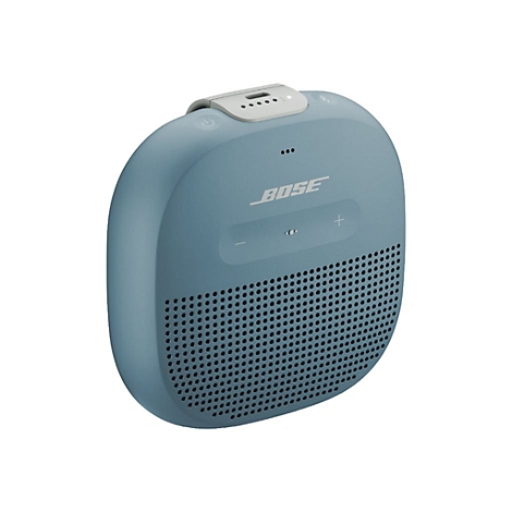 Blauer, kompakter, quadratischer Bluetooth-Lautsprecher von Bose mit abgerundeten Ecken und Front-Gitter.