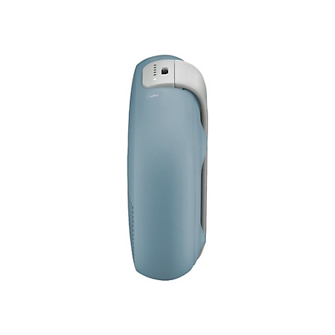 Seitenansicht eines hellblauen tragbaren Lautsprechers mit sichtbarem USB-Ladeanschluss und Ladezustandsanzeige.