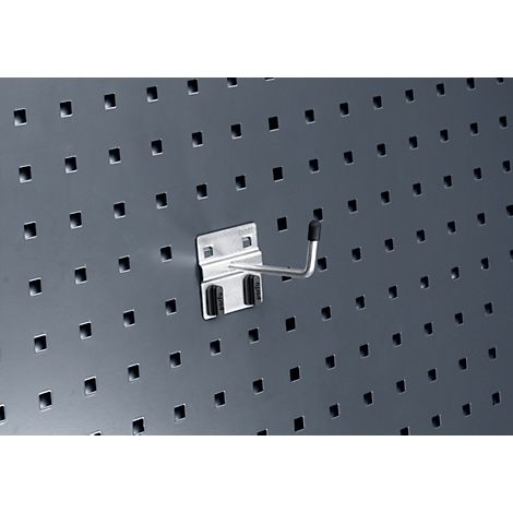 Metallhaken an Lochwand. Schwarzer Haken, silberne Halterung. Graue Lochplatte mit quadratischen Löchern.