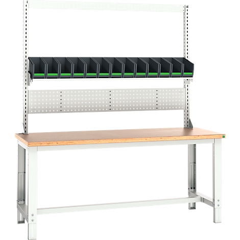 Werkbank met plank en containers. Lichtgrijs frame, houten blad, zwarte containers met groene binnenkant.
