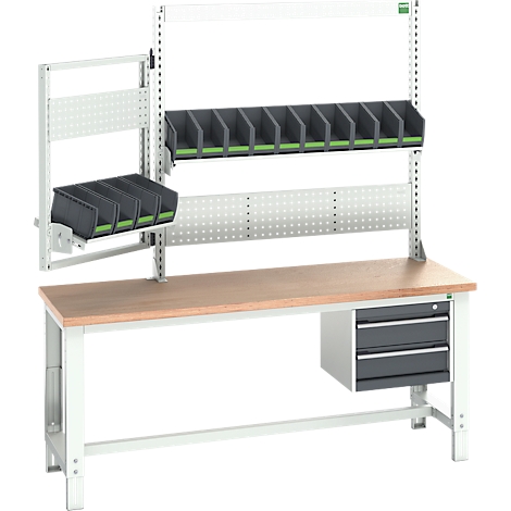 Werkbank met opbergvakken, geperforeerde wand en laden.