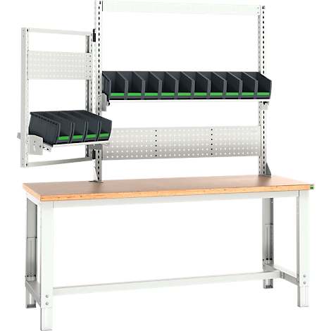 Werkbank met opbergplanken en lades voor gereedschap. De achtergrond is wit.