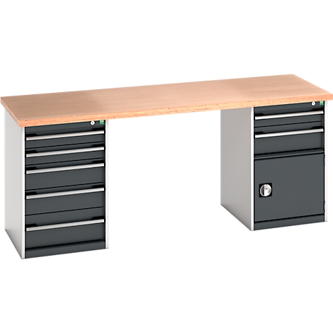 Werkbank met houten blad, grijze laden en zilveren handgrepen.