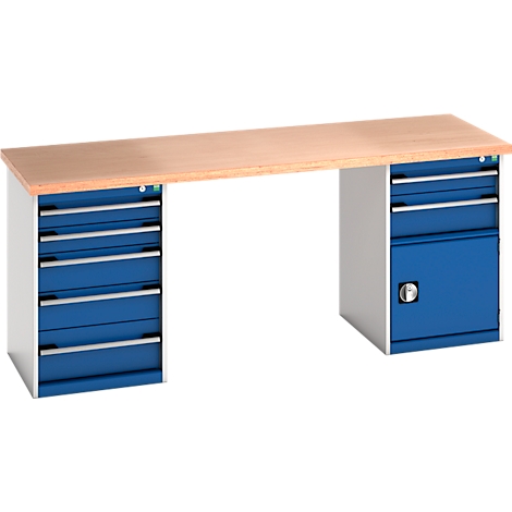 Werkbank met houten blad, blauwe lades en kast met zilveren handgrepen.
