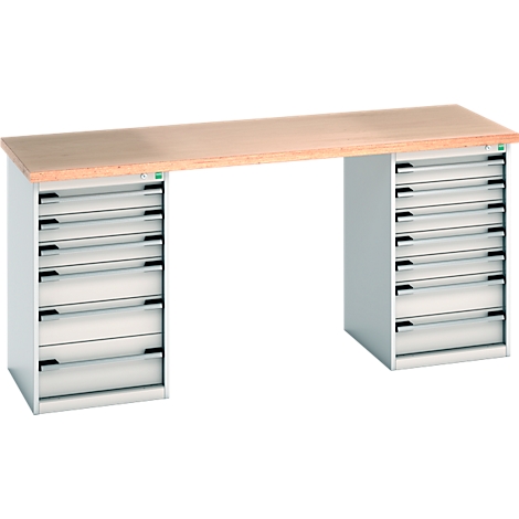 Werkbank met houten blad, lichtgrijze ladenkasten. Laden hebben zwarte handgrepen.