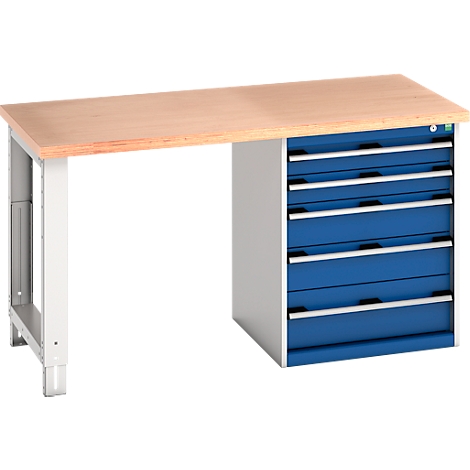 Werkbank met houten blad, blauwe ladenkast en witte poten.