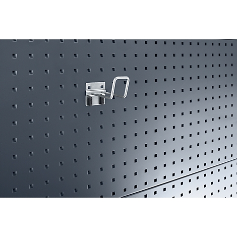 Metallhaken an Lochwand. Haken ist hell und glänzend.